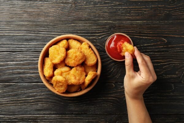 CHICKEN-NUGGETS mit Pommes